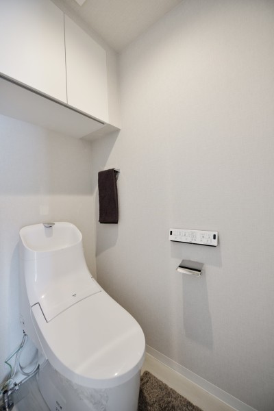 トイレにはお掃除用品やペーパー類の収納に便利な吊戸棚がございますので、空間をすっきりと保つことが出来ます。