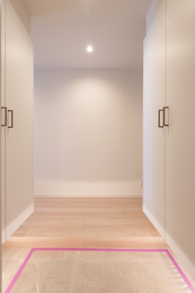 白を基調とした玄関です。両脇に下足入れがある豊富な収納スペース。ファミリーに嬉しい空間です。