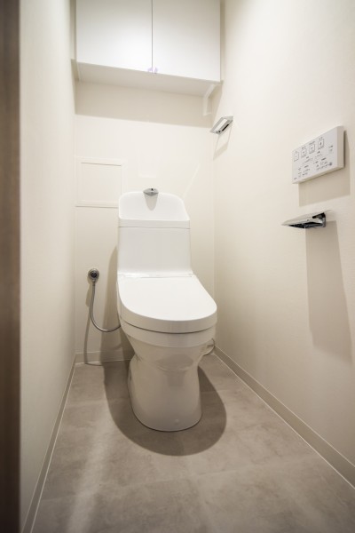 TOTO製洗浄便座付きトイレを設置しました。吊戸棚を備え付けているので、床に物を置かず、すっきり使えます。