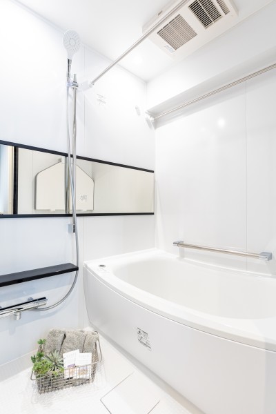 美しいカーブを描く浴槽と清潔感が溢れるバスルームです。空間の上質感を高め、身体と心をより良く整えます。