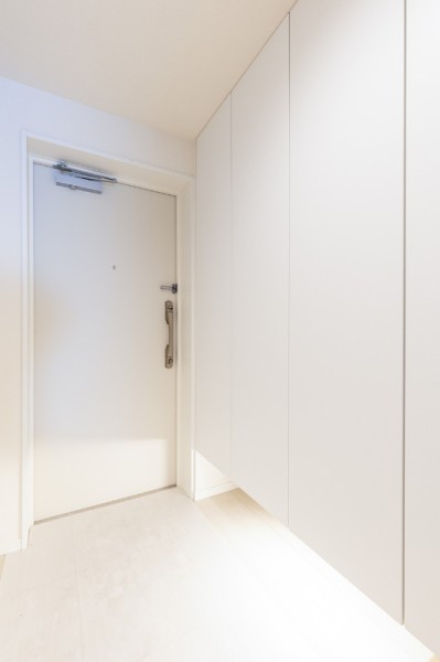 白を基調とした爽やかで清潔感のある玄関です。大きな収納付きでたっぷりと収納可能です。