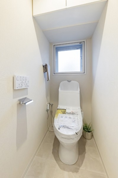 優れた節水効果や汚れが付きにくい便座など、ほしかった機能が揃ったウォシュレット一体型トイレです。窓から自然な明かりが差し込みます。