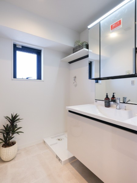 スタイリッシュで実用性の高い洗面化粧台は、入浴後の豊かな時間を演出し、心からくつろげるプライベート空間です。