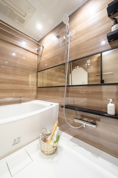 光沢感のある木目調パネルのバスルームです。ゆったりと体を伸ばせる1418サイズの浴室で、安らぎのひとときをお過ごしいただけます。