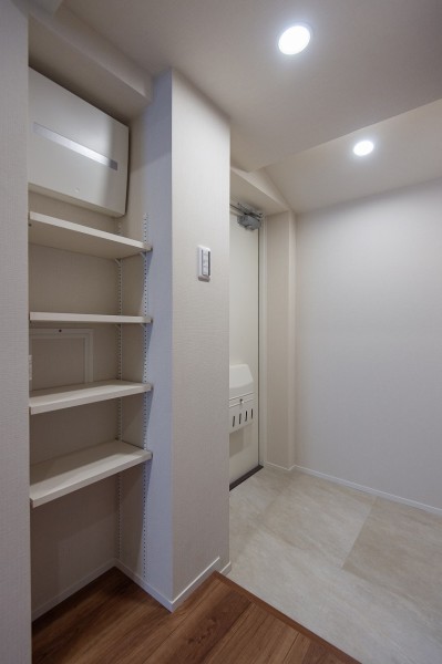 白を基調とした爽やかで清潔感のある玄関です。カウンター部分は収納としても、インテリアを置くスペースとしてもお使いいただけます。