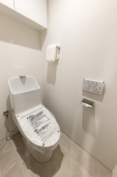 優れた節水効果や汚れが付きにくい便座など、ほしかった機能が揃ったウォシュレット一体型トイレを新規交換しました。