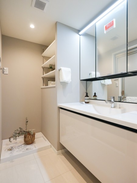 空間に美しく溶け込むスタイリッシュなデザインの洗面化粧台は、収納豊富な三面鏡タイプ。入浴後の豊かな時間を演出し、心からくつろげるプライベート空間です。