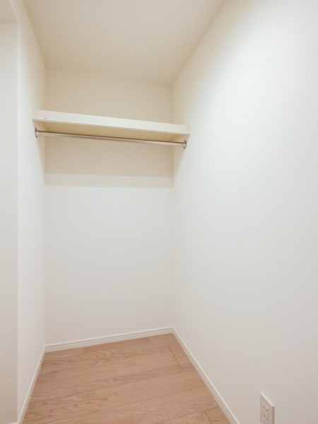 洋室2にはウォークインクローゼットがあります。横長で両サイドにハンガーパイプと枕棚を取り付けた機能的なスペースです。