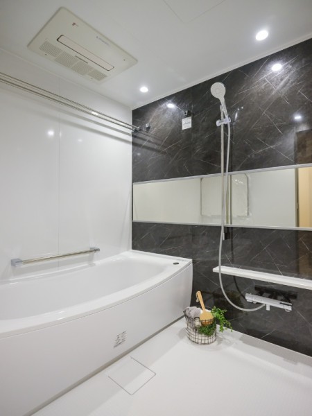 1620サイズのゆとりあるバスルームは心からくつろげるプライベート空間です。美しいカーブと全身を包み込むような入浴感が特長の浴槽を採用しました。
