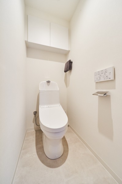 TOTO製洗浄便座付きトイレを設置しました。上部には収納に便利な吊戸棚を備え付けました。