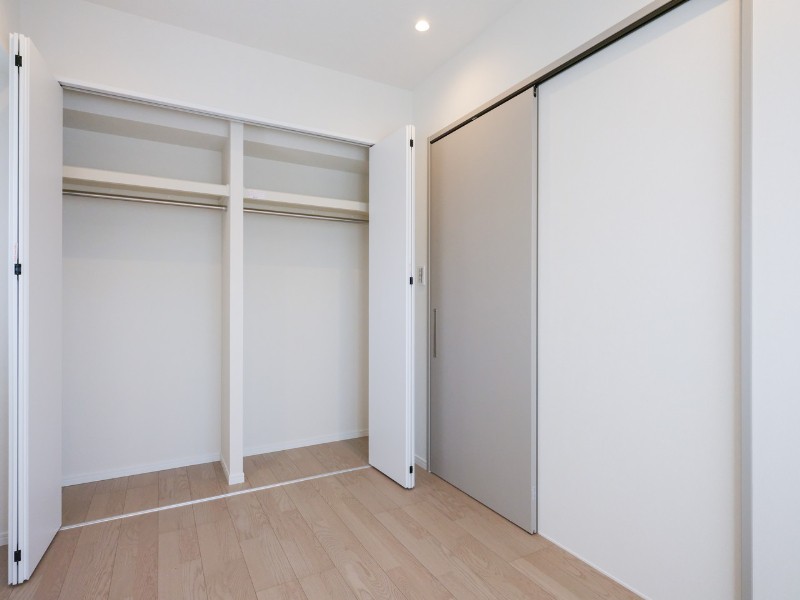 洋室1には間口の広いクローゼットがありしっかりと収納スペースを確保しています。