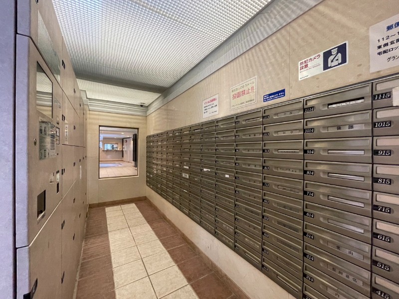 メールコーナーには宅配ボックスもあり、留守時にも宅配便のお受け取りにも便利です。置き配の際にも使用できるので、お荷物の紛失対策にもなります。