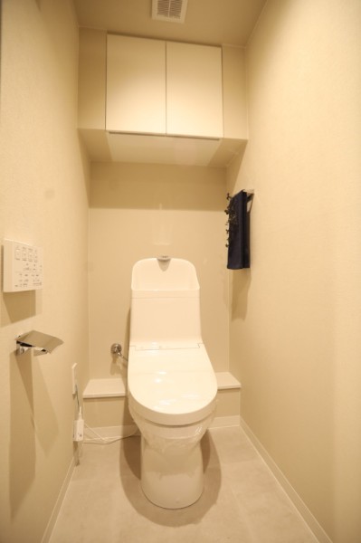 ウォシュレット一体型のトイレ新規交換致しました。吊戸棚も設置致しましたので、ペーパー類や洗剤なども収納出来ますので、すっきりとした空間を保てます。