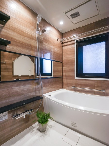 バスルームにも窓があり自然光が採り込まれ、より一層くつろぎと開放感を享受した空間です。雨の日の衣類乾燥に便利な浴室乾燥機を搭載しています。