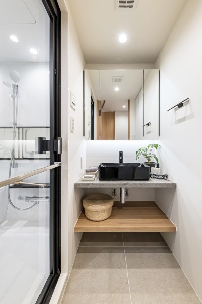 ホテルライクな洗面化粧台は、キッチンと統一感のあるデザインです。入浴後の豊かな時間を演出し、心からくつろげるプライベートスペースです。