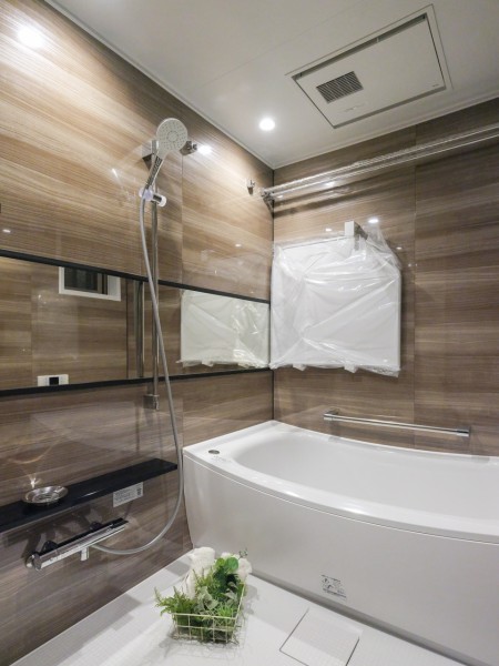 美しいカーブと全身を包み込むような入浴感が特長の浴槽や光沢感のある木目調タイルによって、より一層くつろぎの空間が演出されます。