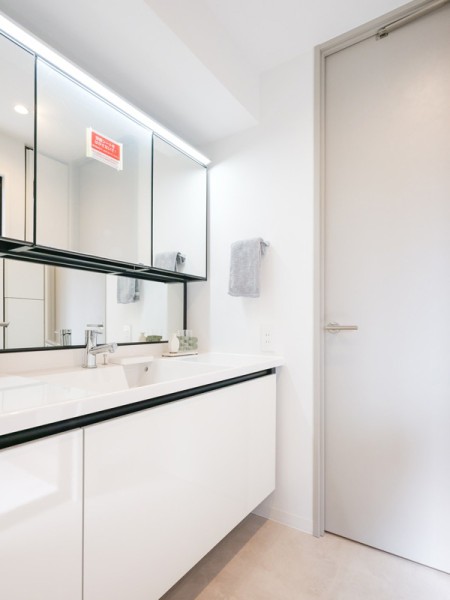 洗面室は入浴後の豊かな時間を演出し、心からくつろげるプライベート空間です。洗面化粧台はミドルミラー付きなので背の低いお子様も鏡を見ながら歯磨きができます。
