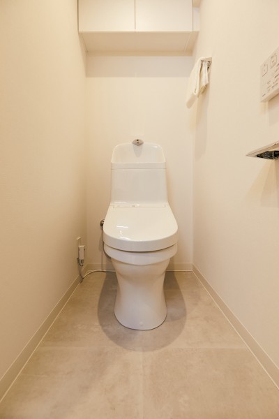 TOTO製洗浄便座付きトイレを設置しました。毎日使う場所だからこそ、清潔に保ちたいですよね。