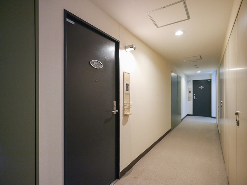 共用部は内廊下設計です。外気の影響を受けにくく、プライバシーも守られやすいです。