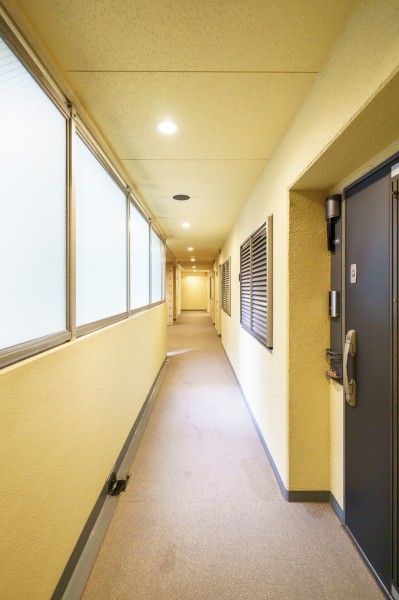 お部屋へと続く廊下は、外の光を感じながらも外気の影響を受けにくい内廊下設計です。プライバシーも守られやすく安心です。