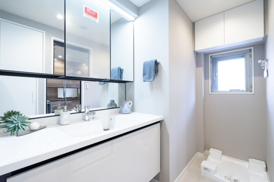 洗面室にも小窓があるのが魅力のお部屋です！閉塞感を感じがちな空間がゆとりのあるスペースになり、豊かな洗面空間での暮らしを、毎日お楽しみいただけます。
