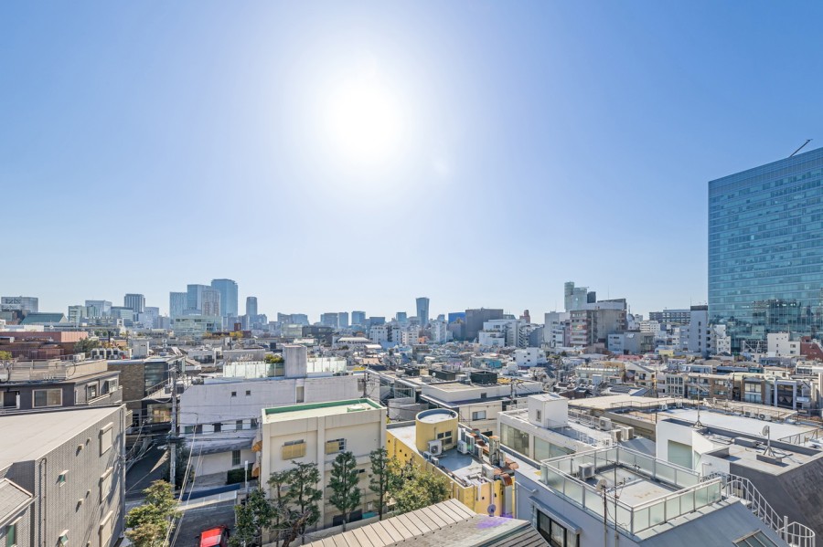 渋谷方面を見渡す開放的な眺望です。広々とした青空を遠くまで見通せる眺望で、リフレッシュタイムにもぴったりです。