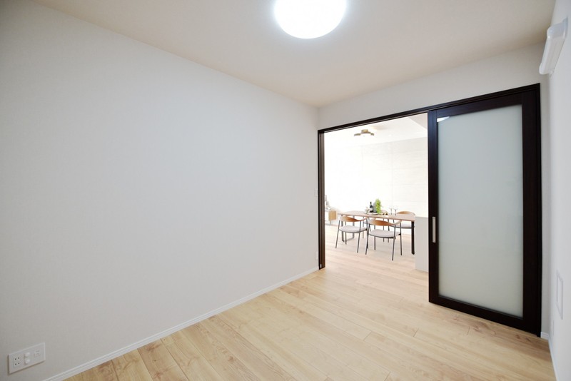 洋室３（約5.7帖）は扉を開放して拡張リビングとしてもお使い頂けます。すりガラスの引戸を採用しましたので、お部屋の照明だけでなく、リビングからの優しい光を取り入れることが出来ます。