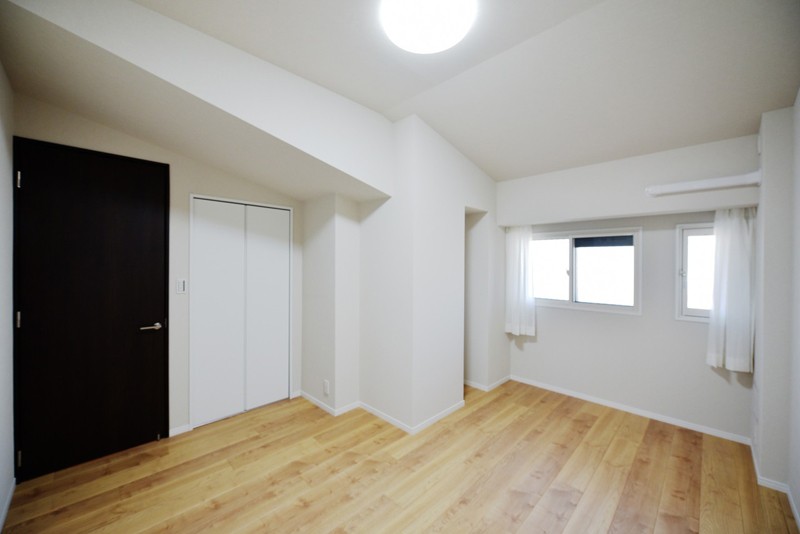 共用廊下側から優しい光が差し込む洋室１（約7.7帖）は落ち着いて体を休めることが出来る主寝室にいかがでしょうか。収納もしっかり確保されていますのでお部屋の広さを最大限に活用できます。