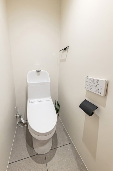 清潔感溢れるレストルームには優れた節水効果や汚れが付きにくい便座など、ほしかった機能が揃ったウォシュレット一体型トイレを新規設置しました。