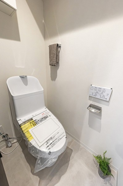 シンプルな内装で安らぎを感じるレストルームです。お掃除の手助けをしてくれる便利機能が搭載された使い勝手良好なトイレです。