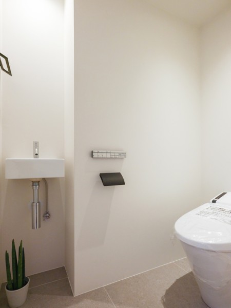 手洗いカウンター付きのレストルームです。スタイリッシュなタンクレストイレを採用したことで、空間をすっきりとお使いいただけます。