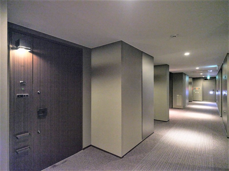 共用部はホテルライクな内廊下設計です。外気の影響を受けにくく、プライバシーも守られやすいです。