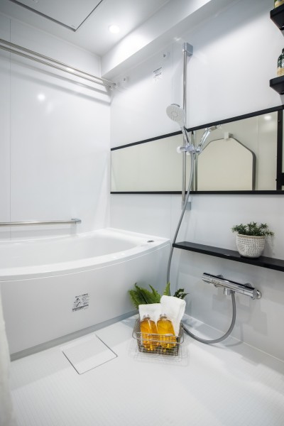 汚れが目立ちにくいホワイト調のバスルームには、浴室をより広く見せる効果がる横長ミラーを採用。美しいカーブと全身を包み込むような入浴感が特長の浴槽を新規設置しました。