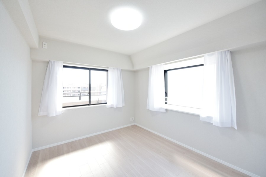 洋室3（約6.0帖）は二面からの採光があり、たっぷりと自然の光を取り入れることが出来るお部屋です。凹凸も少ないので家具の配置もしやすいお部屋です。