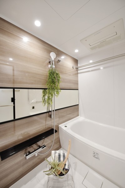 ワイドなミラーがより広さを演出するTOTO製のユニットバスも新規交換致しました。お掃除ラクラクな機能も多数搭載されていて、毎日のお手入れも楽々です。浴室暖房乾燥機も完備しており、一年中快適にお使い頂けます。