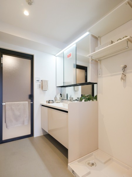 空間に美しく溶け込むスタイリッシュなデザインの洗面化粧台は、収納豊富な三面鏡タイプ。入浴後の豊かな時間を演出し、心からくつろげるプライベート空間です。