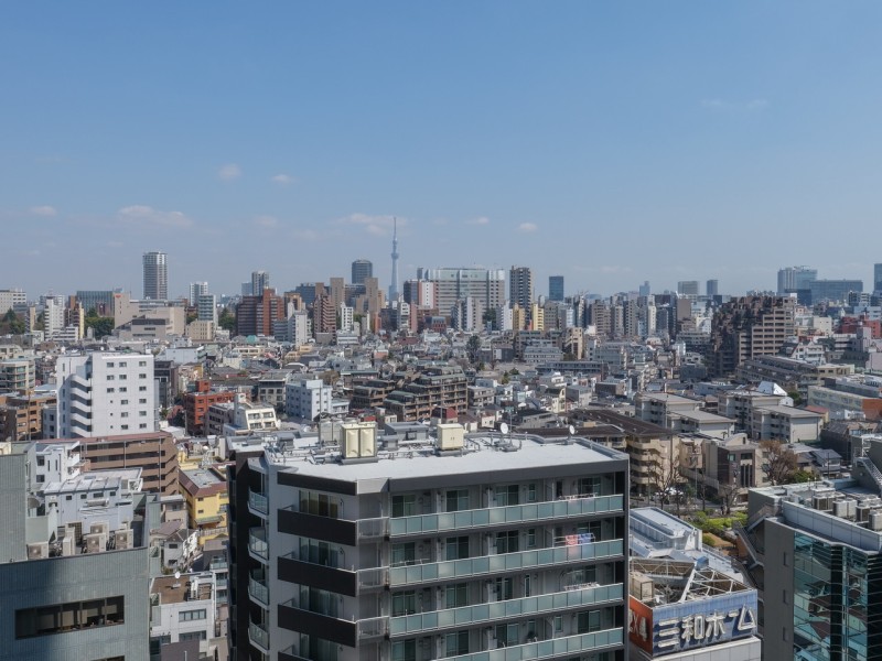 15階のお部屋からの開放的な眺望です。大きな空の先には「東京スカイツリー」を望み、都会暮らしを満喫できそうです♪都心ならではの夜景も楽しめそうですね。