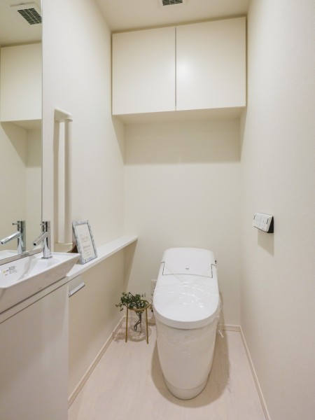 レストルームには洗練されたお部屋にぴったりなスタイリッシュなタンクレストイレが設置されています。ホテルライクな手洗い場も備え付けです。
