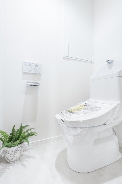 優れた節水効果や汚れが付きにくい便座など、ほしかった機能が揃ったウォシュレット一体型トイレを新規交換しました。造作した埋め込み収納は空間をスタイリッシュに演出します。