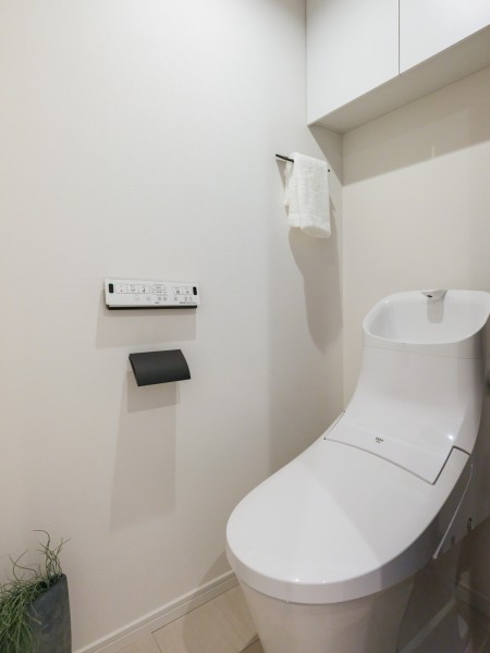 シンプルで安らぎ溢れる空間のレストルーム。優れた節水効果や汚れが付きにくい便座など、ほしかった機能が揃ったLIXIL製シャワートイレ一体型便座です。