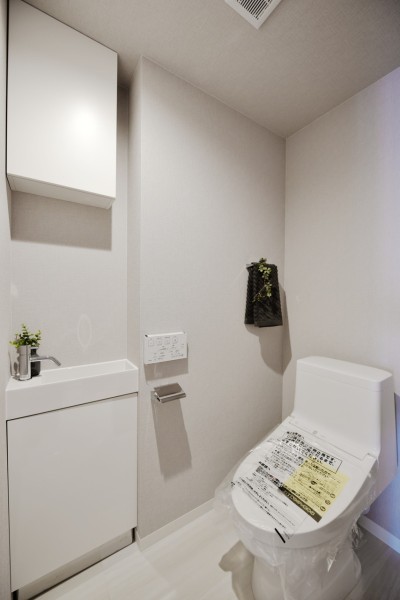 手洗いカウンター付きのTOTO製トイレも新規交換済みです。上部には吊戸棚も設置致しましたので、お掃除用品やストックなどの収納にも便利です。すっきりとした空間を保てます。