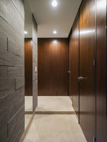 重厚感漂うモダンな玄関スペースです。玄関や廊下の床は風合い豊かで高品質な石目調磁器質タイル貼りです。