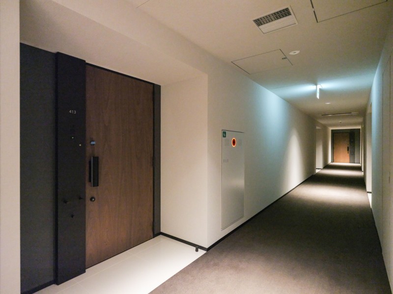 外気の影響を受けにくく、プライバシーが守られた内廊下設計です。冷暖房の整ったセミプライベートな内廊下を通って住戸へとアプローチする、ホテルライクなシーンを演出します。