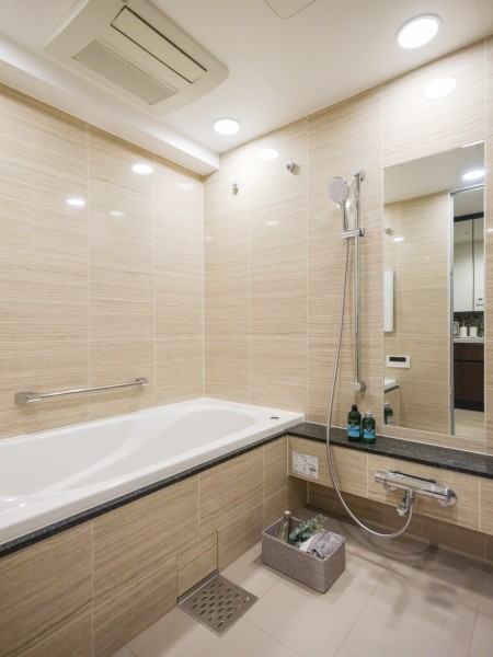 壁に400角の磁器質タイルを贅沢に配したハイグレードな浴室です。上質なリラクゼーション空間を演出します。