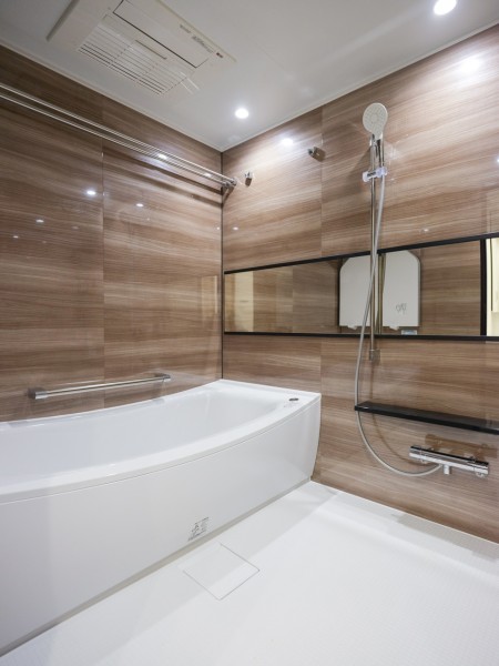 1620サイズのゆとりあるバスルームは心と身体を癒すくつろぎの空間です。美しいカーブと全身を包み込むような入浴感が特長の浴槽を採用しました。