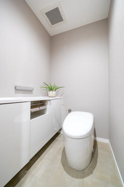タンクレストイレやスティックリモコンでスタイリッシュな空間を演出したレストルーム。カウンターや手洗い水栓は実用的でうれしい設備です。