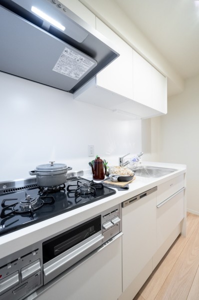 お料理に集中できる壁付けタイプのキッチンです。収納豊富、家事時短に便利な食洗器を搭載しています。