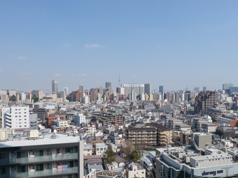 15階のお部屋からの開放的な眺望です。大きな空の先には「東京スカイツリー」を望み、気持ちをリフレッシュできます。都心ならではの夜景も楽しめそうですね。