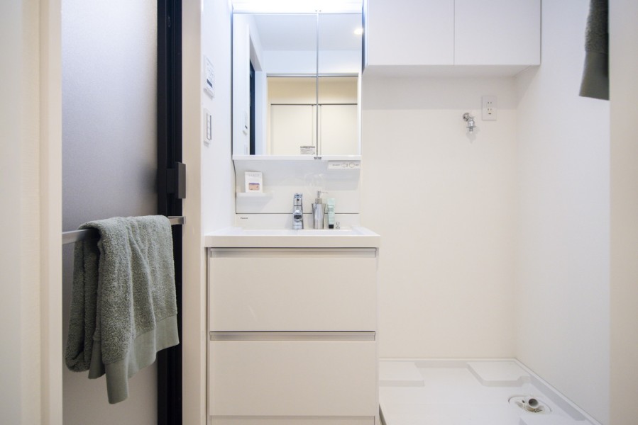 空間に美しく溶け込むスタイリッシュな洗面化粧台です。コンパクトながら、鏡裏は収納になっているのですっきりとした空間を保てます。