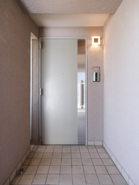 プライバシー性の高い１フロア１住戸設計となっているので、玄関先でほかの入居者の方と対面することがありません。